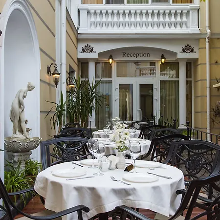 Odesskij Dvorik Hotel And Restaurant Готель